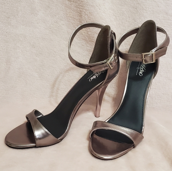 Like NEW Pewter High Shine Metal Accent Heels Sz 9.5 Worn Once - Picture 2 of 9